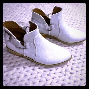 ⭐️White ankle boots.